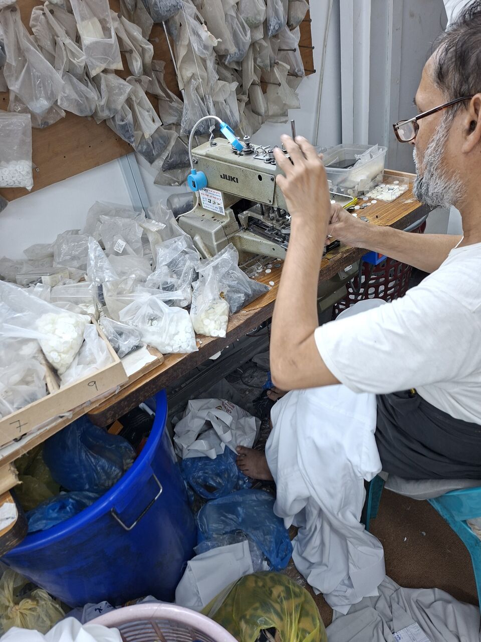 Olaya, Jobs, Kanch Batan