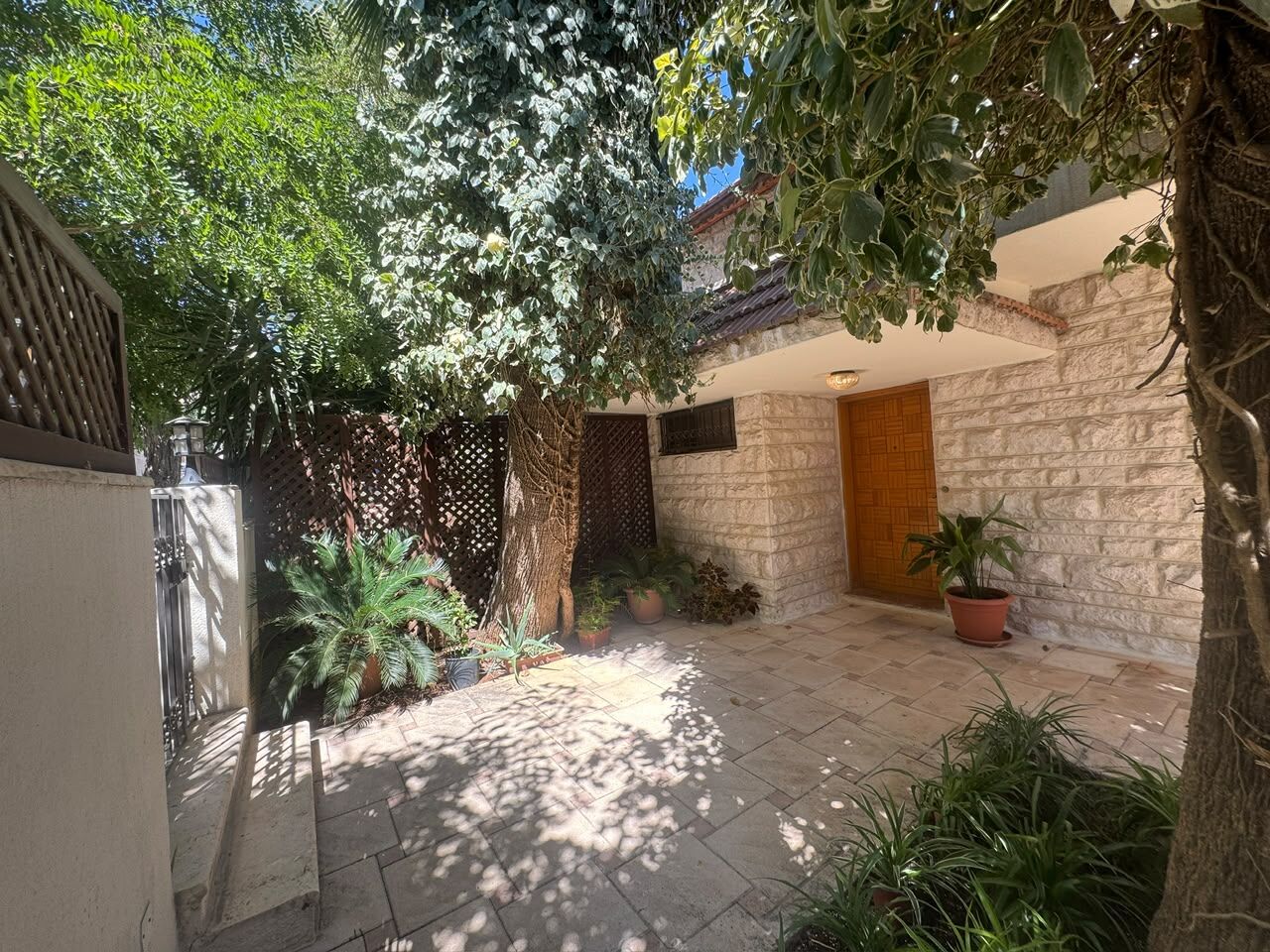 Abdoun, Apartments, Flats, Houses & Villas, JOD 20000/year,  3 BR,  230 Sq. Meter,  Vali For Rent