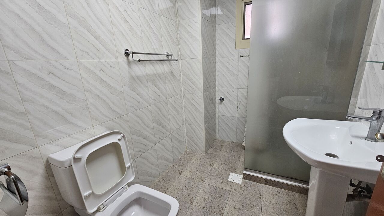Juffair, Apartments, Flats, Houses & Villas, BHD 350/month,  Furnished,  2 BR,  Unlimited EWA,spacious And Clean,weekly Twice Housekeeping,closed Kitchen.Juffair.39128508