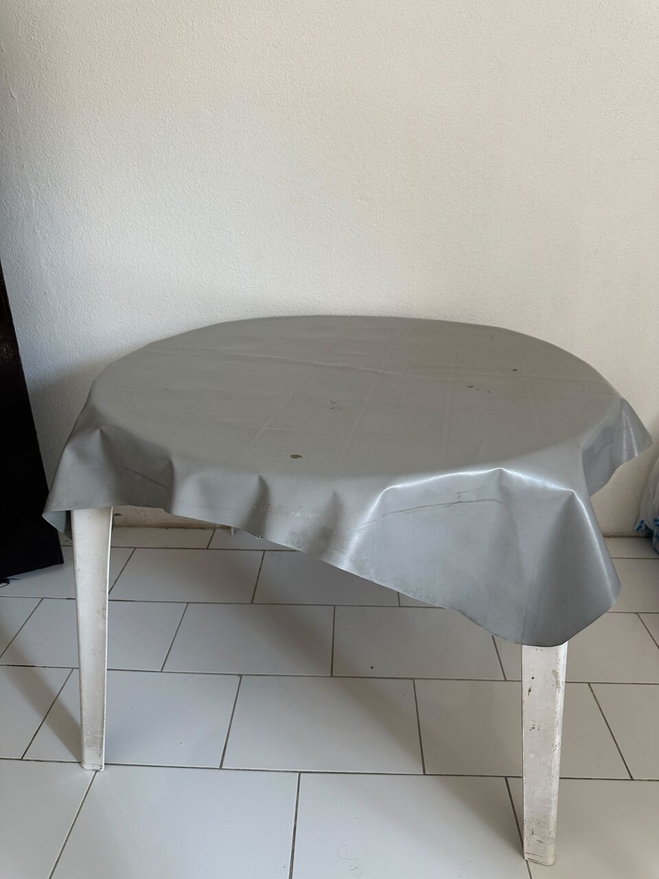 Dammam, Furniture, SAR 85,  Round Dining Table With 3 Chairs