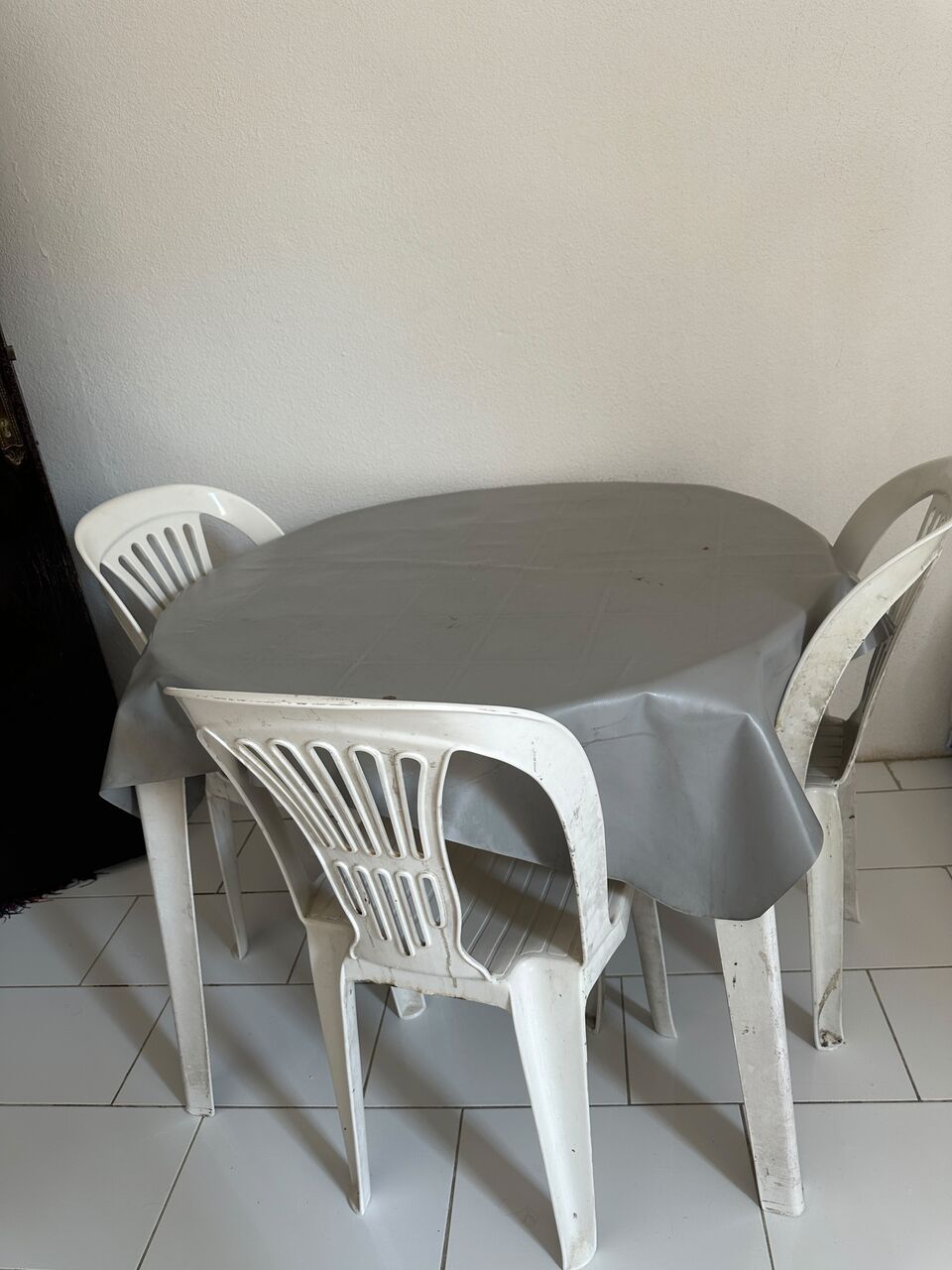 Dammam, Furniture, SAR 85,  Round Dining Table With 3 Chairs
