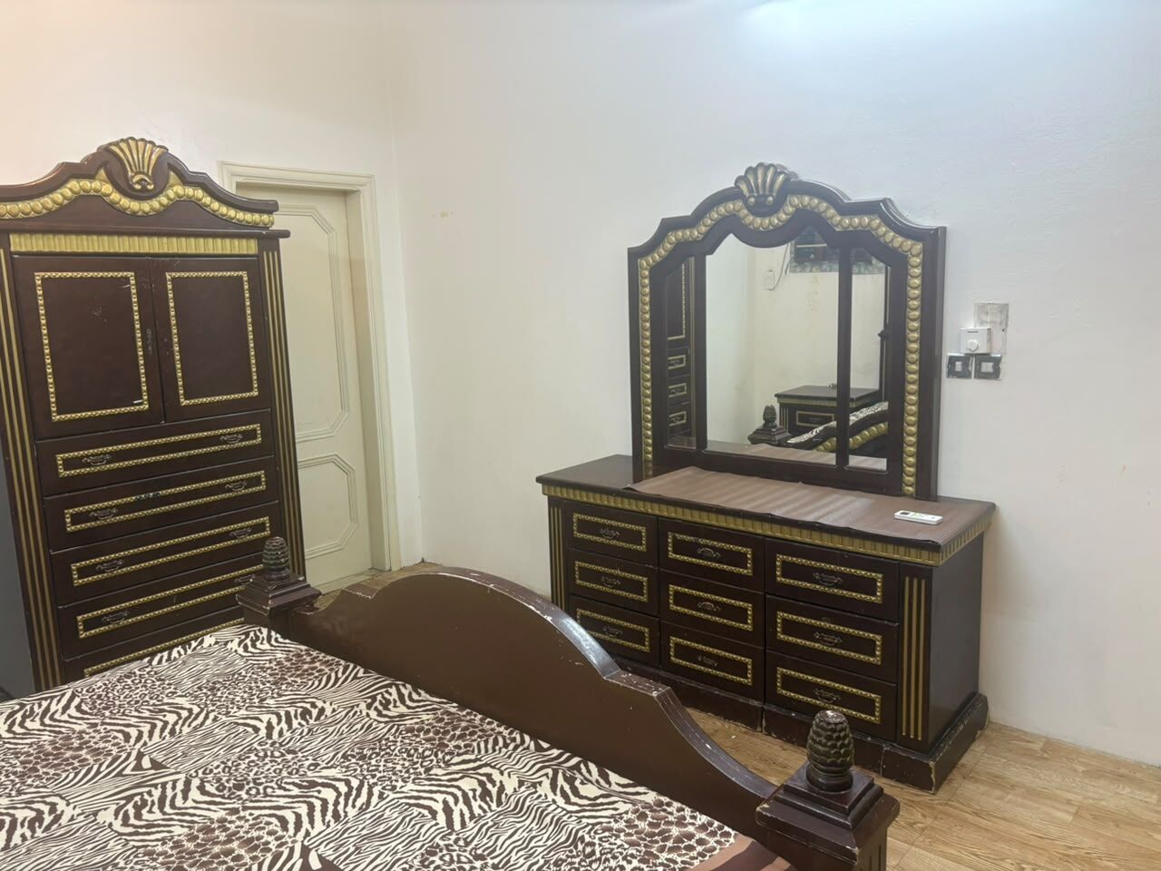 Riyadh, Furniture, SAR 900,  Complete Bedroom Set:Queen Size Bed Wit Matress,Wardrobe,Cupboard,DressingTable,SideTable