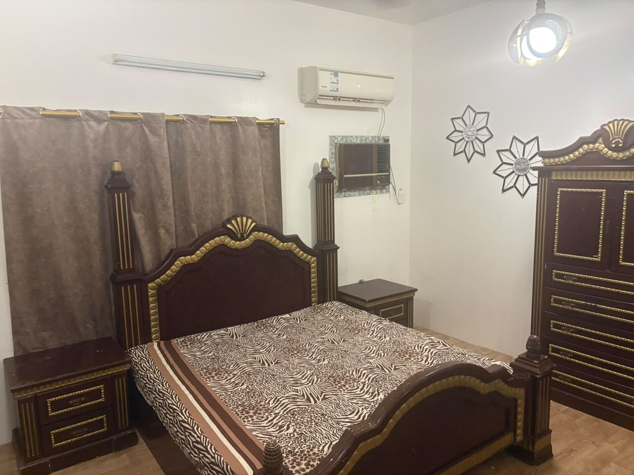 Riyadh, Furniture, SAR 900,  Complete Bedroom Set:Queen Size Bed Wit Matress,Wardrobe,Cupboard,DressingTable,SideTable