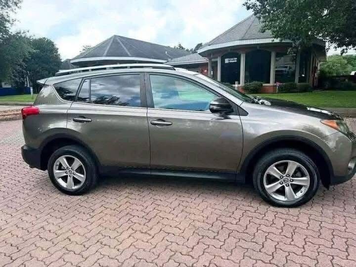 Al Qaryah Al Bahriyah, Items Wanted, 10,000 SAR 2015 Toyota RAV4 XLE SUV
