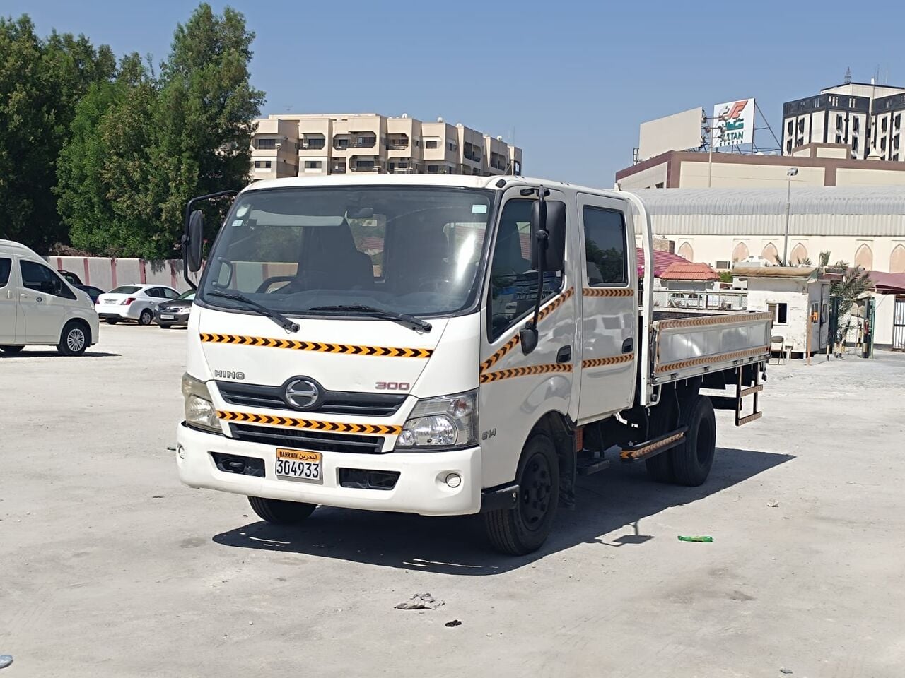 Umm Al Hassam, Vehicles, Cars & Trucks , BHD 3600,  Hino 2 Cabin 6 Wheel,  2016,  Manual,  117500 KM,  Low Mileage, Full Cover Insurance, Clean Condition, Urgent Sale !