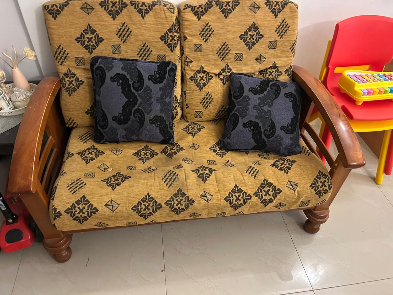 Mahooz, Furniture, BHD 20,  SOFA SET WITH 4 PILLOWS