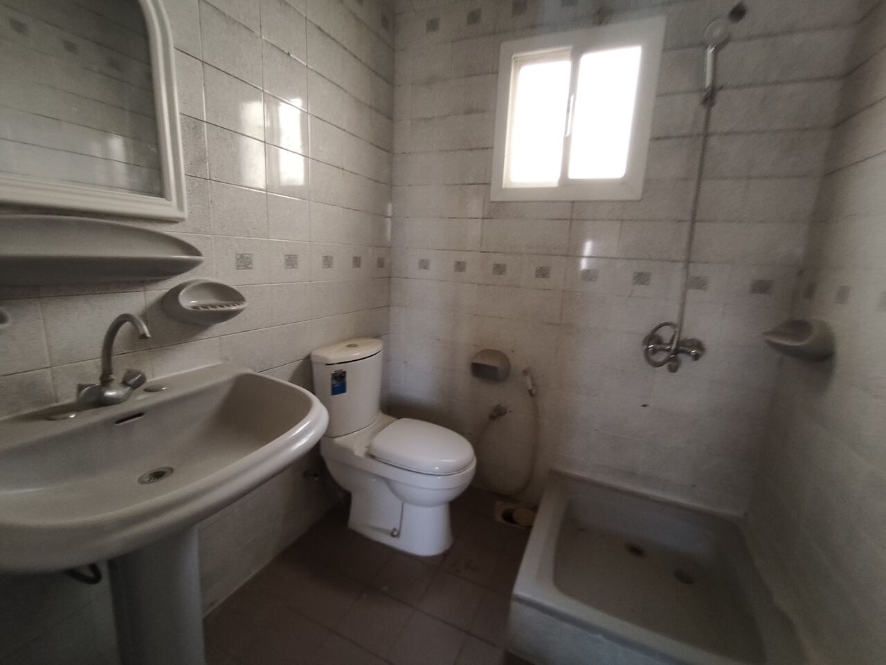 Zinj, Apartments, Flats, Houses & Villas, BHD 180/year,  2 BR,  Zinj:- 2Bhk Unfurnished Flat On Rent ,Close To Hala Plaza..
