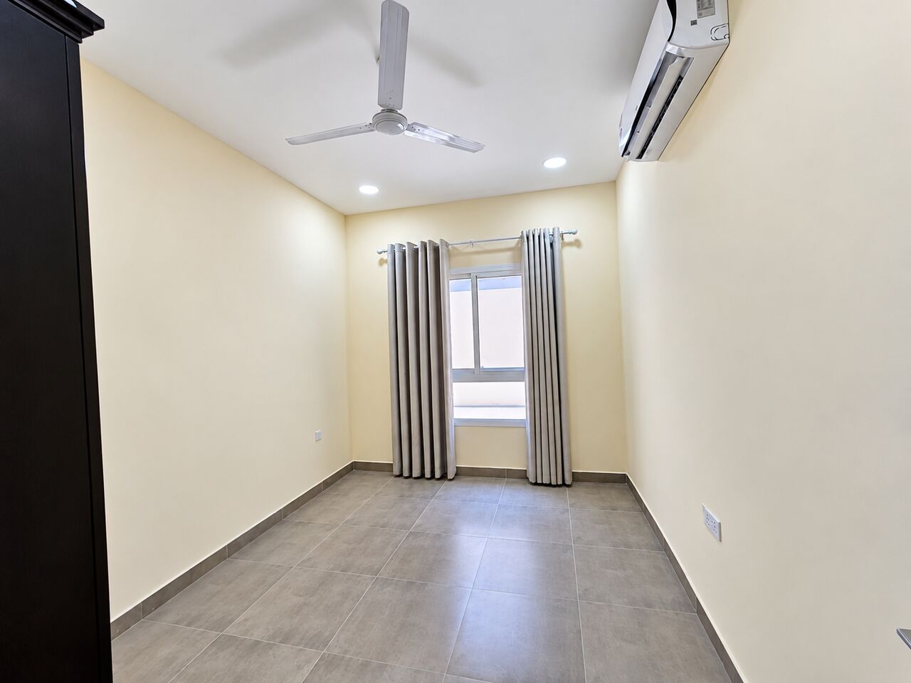 Hidd, Apartments, Flats, Houses & Villas, BHD 255/year,  3 BR,  Al Hidd City/High-end Apartment For Rent With Air Conditioning Including Electric Limits