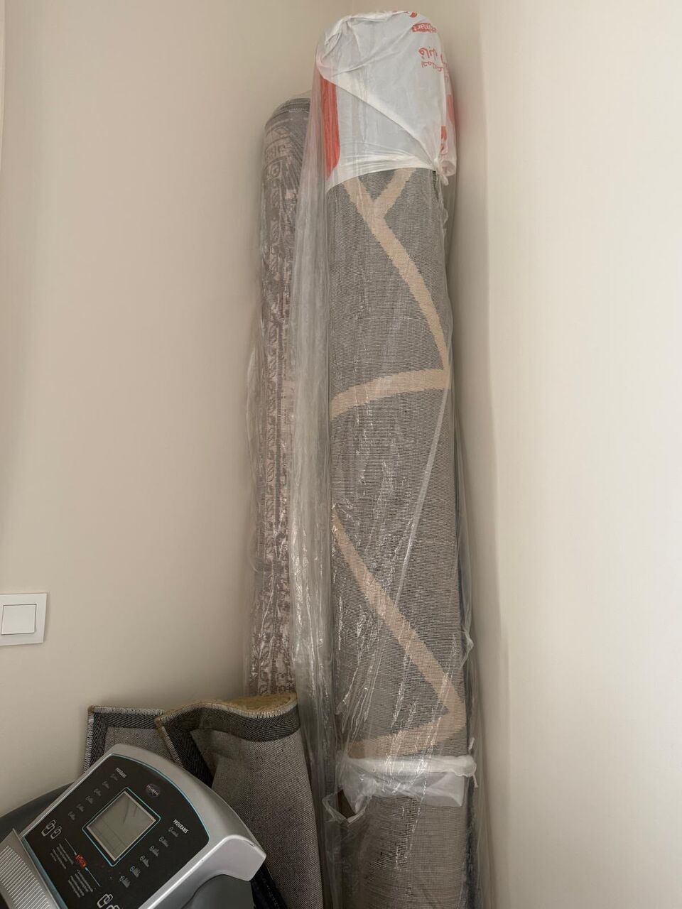 Manama, Household Items, BHD 17,  Good Condition Carpet For Sale