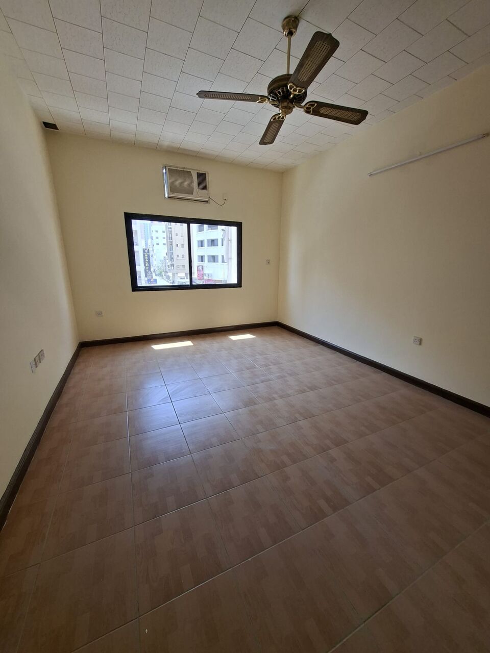 Hoora, Apartments, Flats, Houses & Villas, BHD 250/year,  2 BR,  Apartment For Rent In Hoora Semi Furnished With Electricit 2bhky