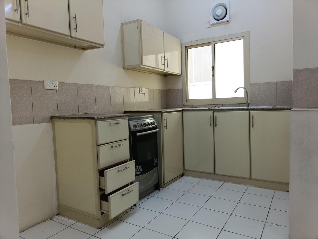 Mahooz, Apartments, Flats, Houses & Villas, BHD 230/month,  2 BR,  150 Sq. Meter,  Semi Furnished 2bhk With Ewa