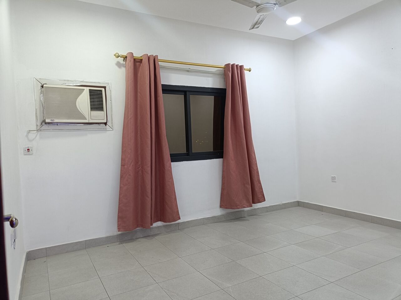 Zinj, Apartments, Flats, Houses & Villas, BHD 200/month,  1 BR,  120 Sq. Meter,  Semi Furnished 1bhk With Ewa
