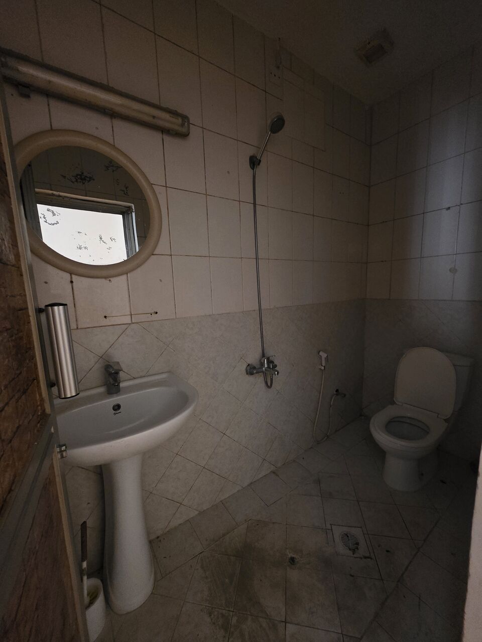 Hoora, Apartments, Flats, Houses & Villas, BHD 100/month,  1 BR,  - Semi Furnished 1 BHK Flat Without Ewa @100/BD In Hoora