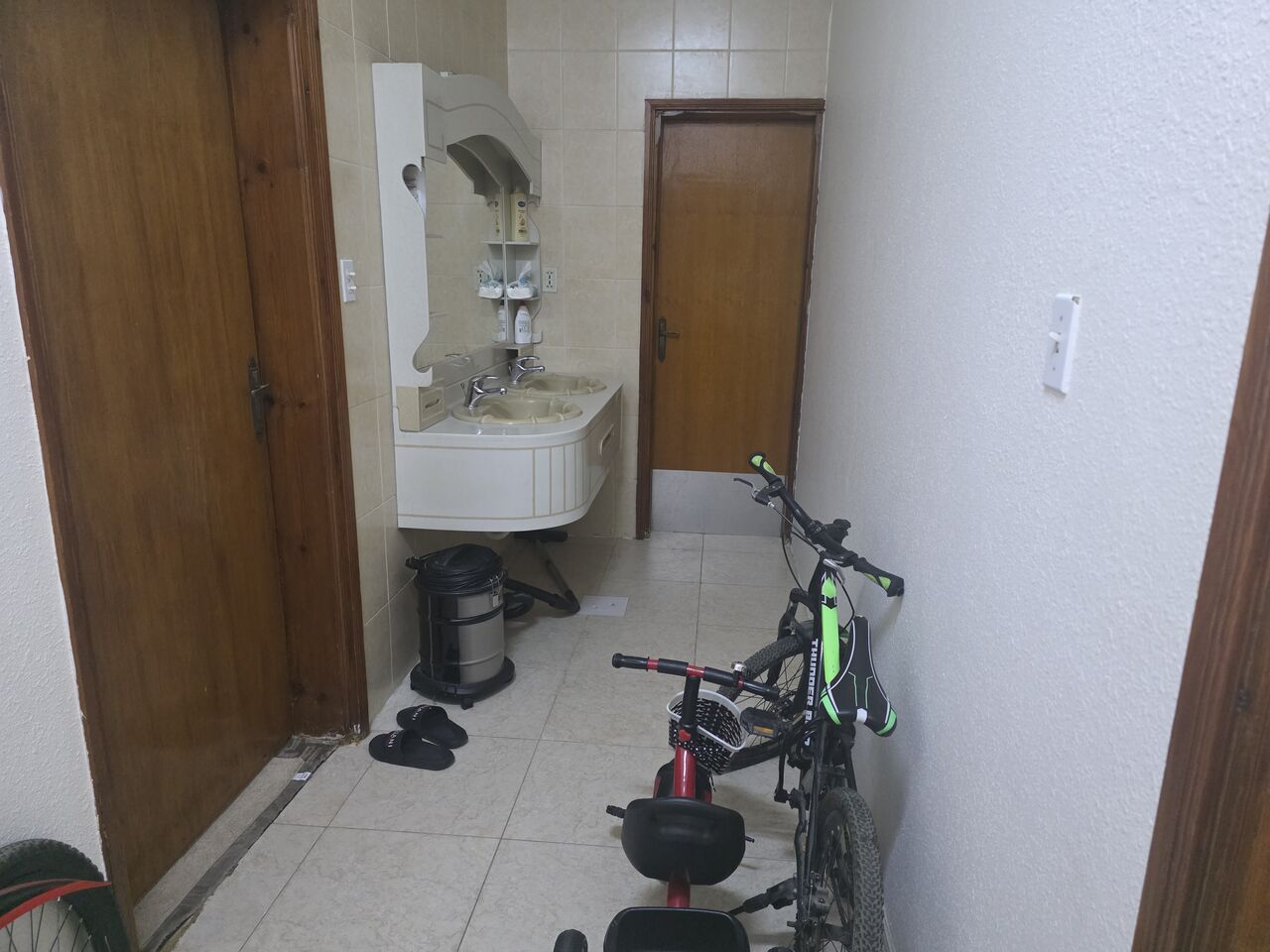 Al Jubail Al Balad, Housing Exchanges, SAR 1200/month,  1 BR,  Fully Furnished Room For Executive Bachelor (Only For Muslims)