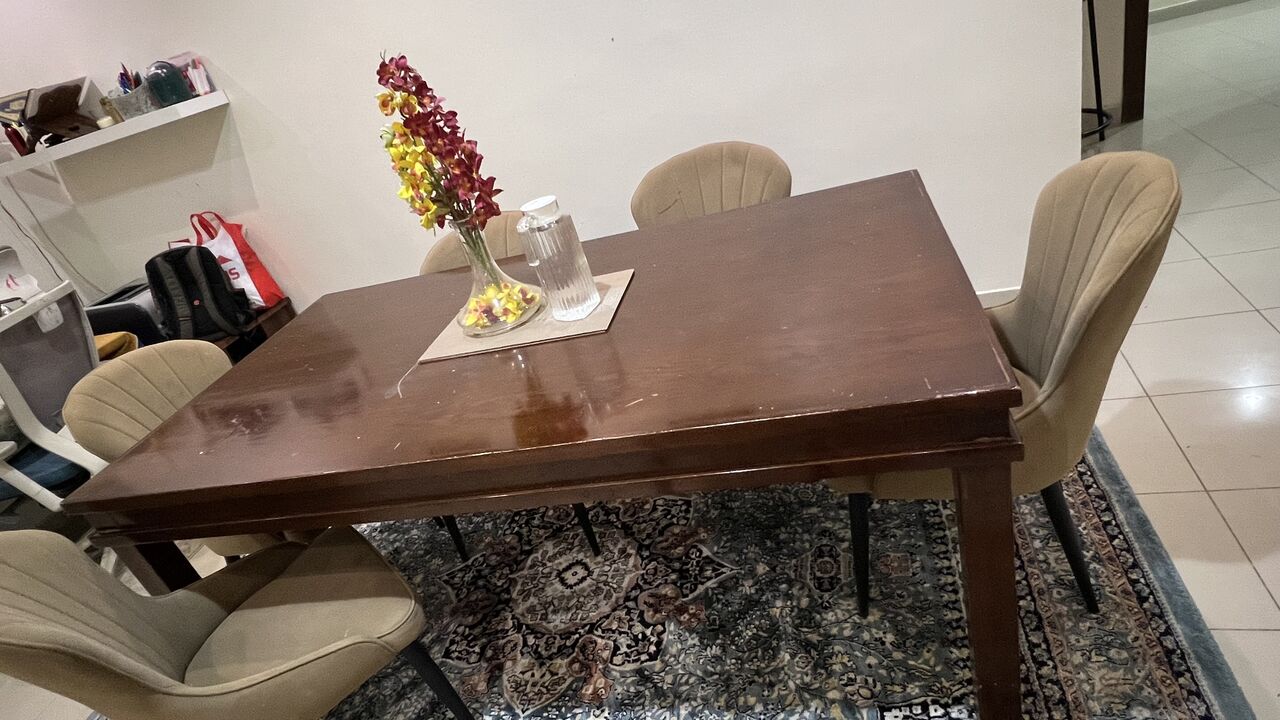 Al Malaz, Furniture, SAR 500,  6 Seater Dining Table And Blackout Blinds