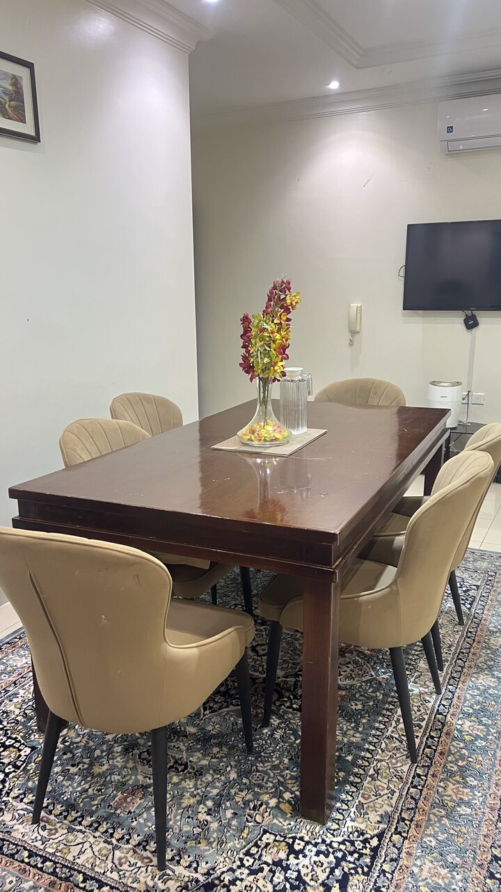 Al Malaz, Furniture, SAR 500,  6 Seater Dining Table And Blackout Blinds