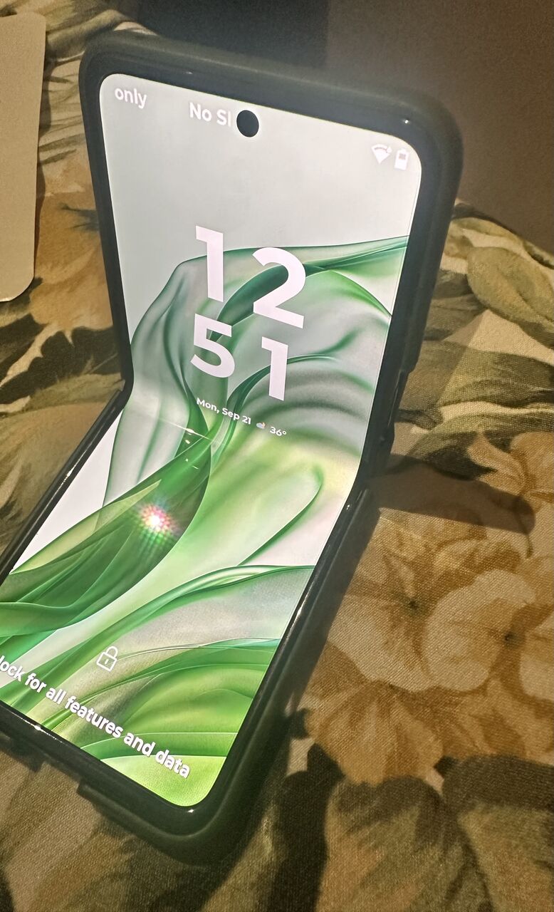 Riyadh, Mobile Phones, SAR 1800,  Motorol Razr 50 Ultra 5G Dual SIM Spring Green 12GB+12GB RAM, 512 GB - Middle East Version