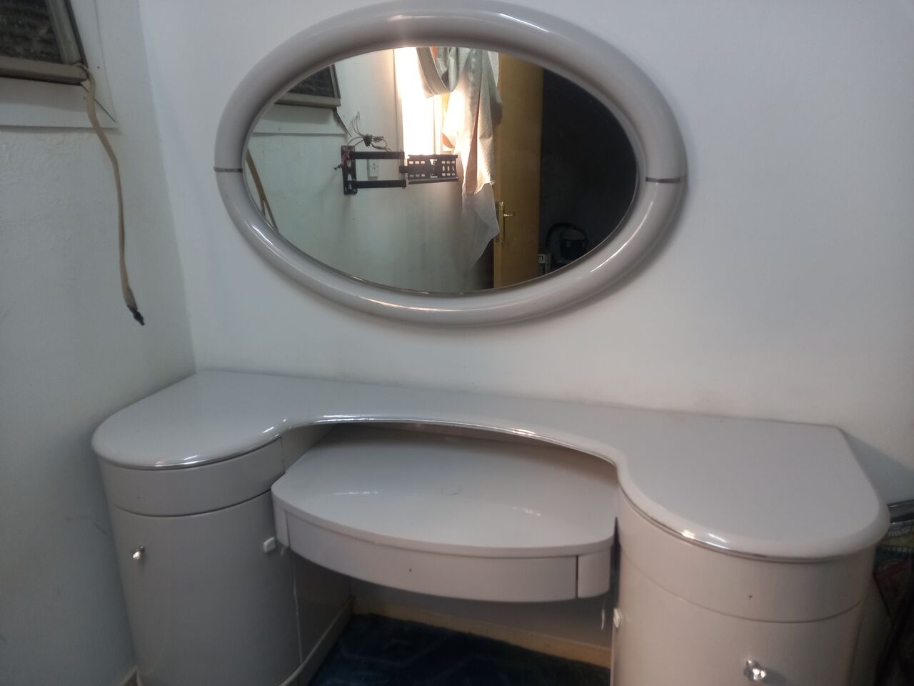 Riyadh, Household Items, SAR 350,  Dressing Table And 42 Inch Samsung Plasma Screen