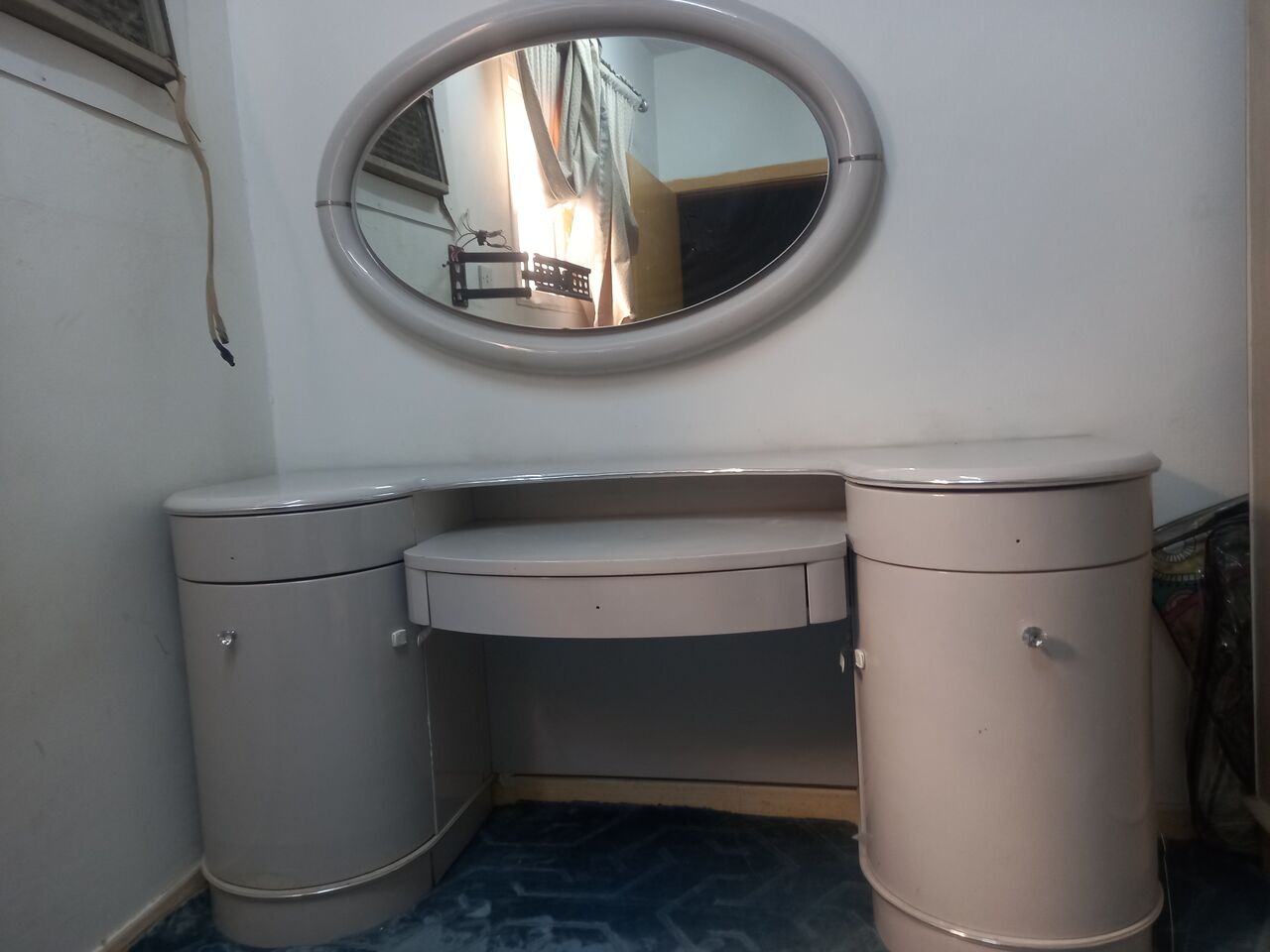 Riyadh, Household Items, SAR 350,  Dressing Table And 42 Inch Samsung Plasma Screen