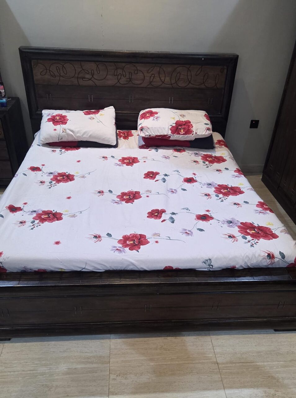 Al Malaz, Furniture, SAR 1500,  Dining Table - Home Center - Malaysian Wood / Bed - Home Center