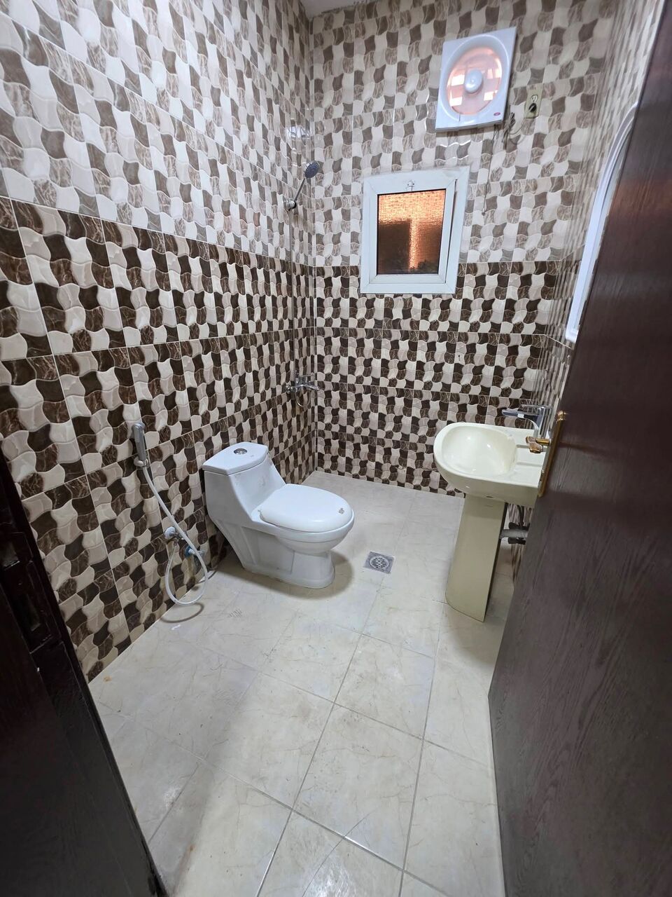 Khobar, Apartments, Flats, Houses & Villas, 4 BR,  FAMILY APARTMENT FOR RENT  Layout: 4 Bedrooms + Living Room + 2 Bathrooms + Kitchen 🏢 Gro