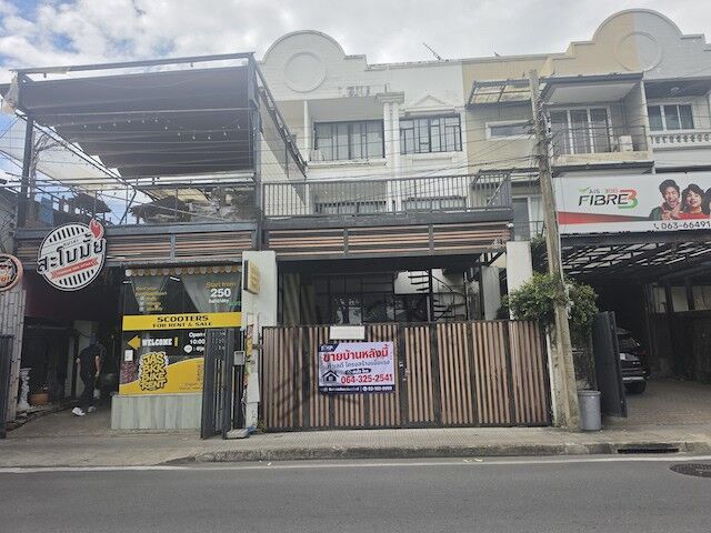 Bangkok, Real Estate For Sale, THB 19900000,  4 BR,  43 Sq. Feet,  L260145 | ขายทาวน์โฮม 3 ชั้น ติดถนน ซ.รัชดา32 ท
