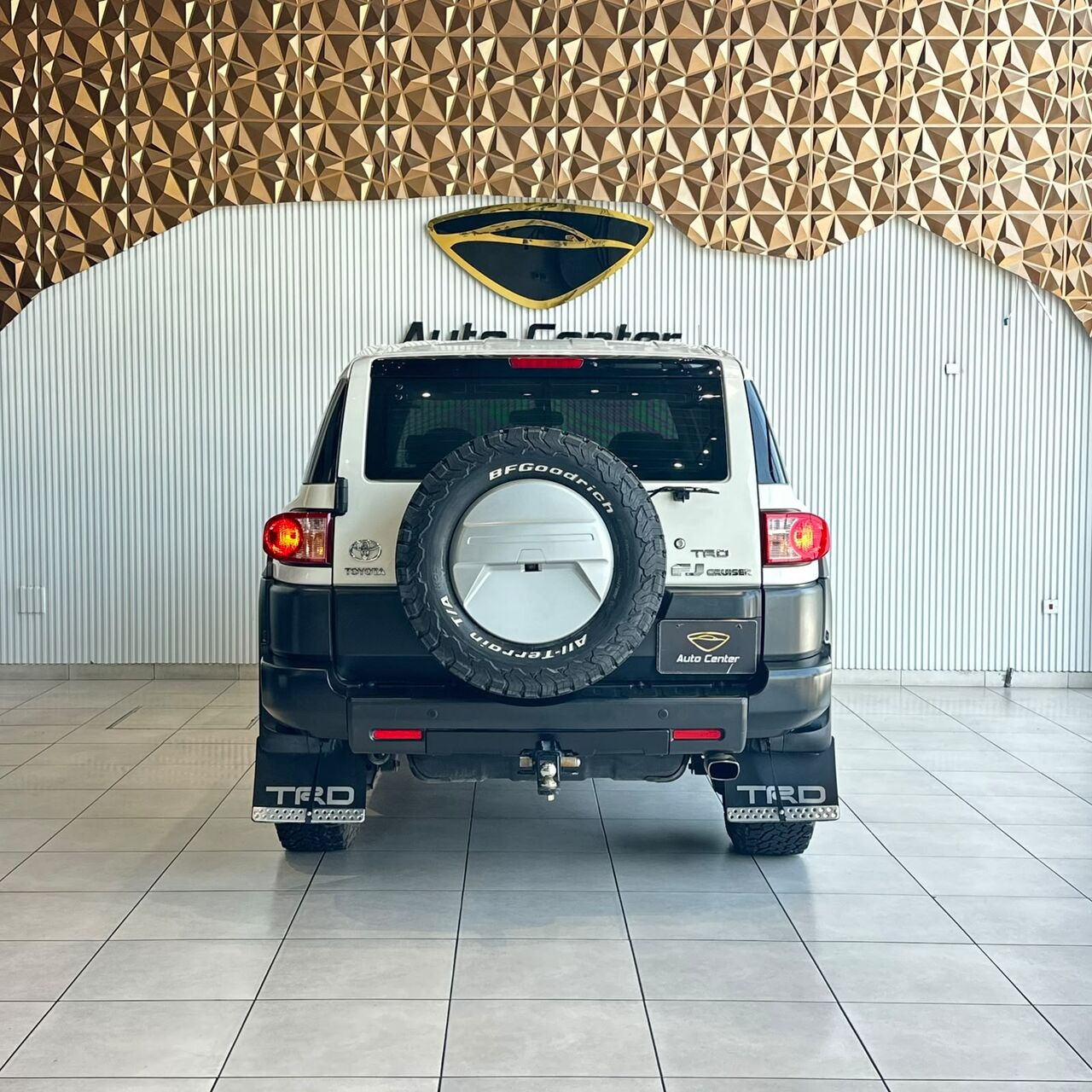 Riffa, Vehicles, Cars & Trucks , BHD 8000,  TOYOTA FJ CRUISER TRD 4X4 2015 WHITE,  2015,  Automatic,  151000 KM,