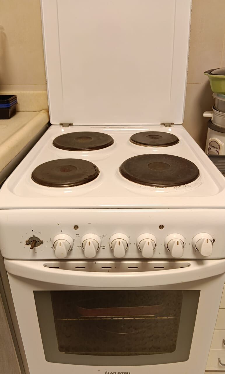 Al Khalidyia, Appliances, SAR 250,  Ariston Electric Cooker With Oven &ndash; 4 Burners &ndash; Good Condition