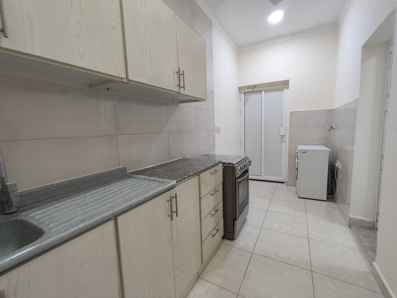Manama, Apartments, Flats, Houses & Villas, BHD 150/year,  1 BR,  Isatown:- Furnished Studio Flat On Rent With Ewa..