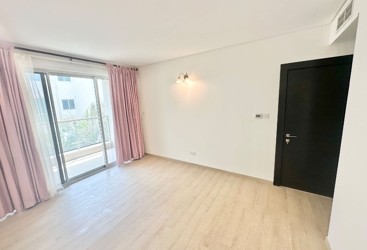 Manama, Villas, BHD 800,  Family Villa In Amwaj | 3 Masters + Jacuzzi