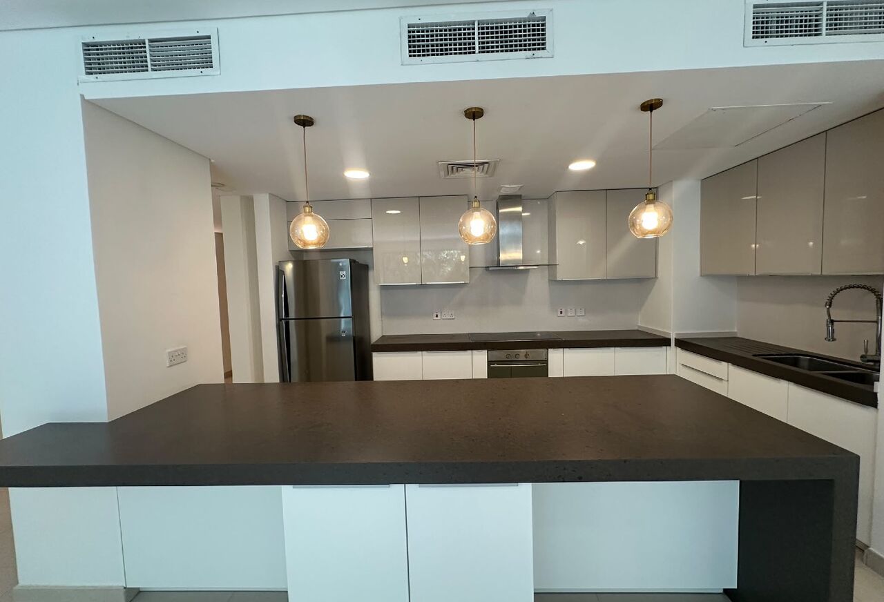 Manama, Villas, BHD 800,  Family Villa In Amwaj | 3 Masters + Jacuzzi