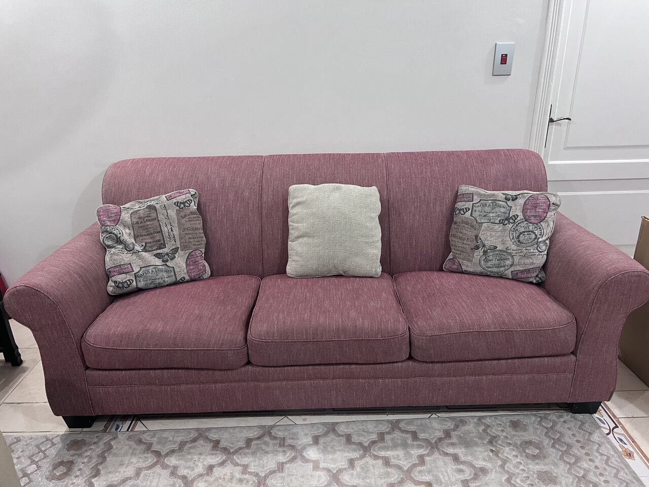 Jeddah, Furniture, SAR 500,  3-seater Sofa (Home Center)