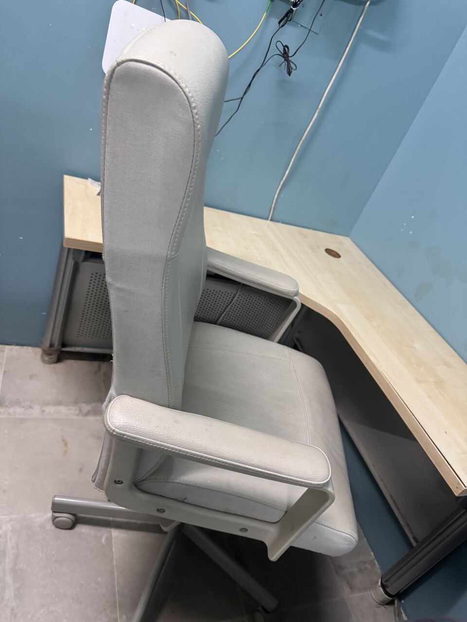 Riyadh, Furniture, SAR 450,  Office Chair And Corner Table