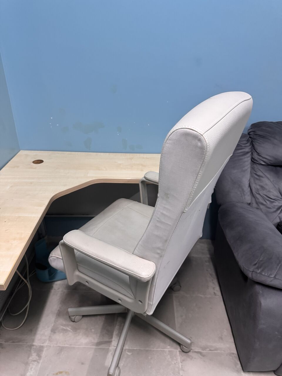 Riyadh, Furniture, SAR 450,  Office Chair And Corner Table