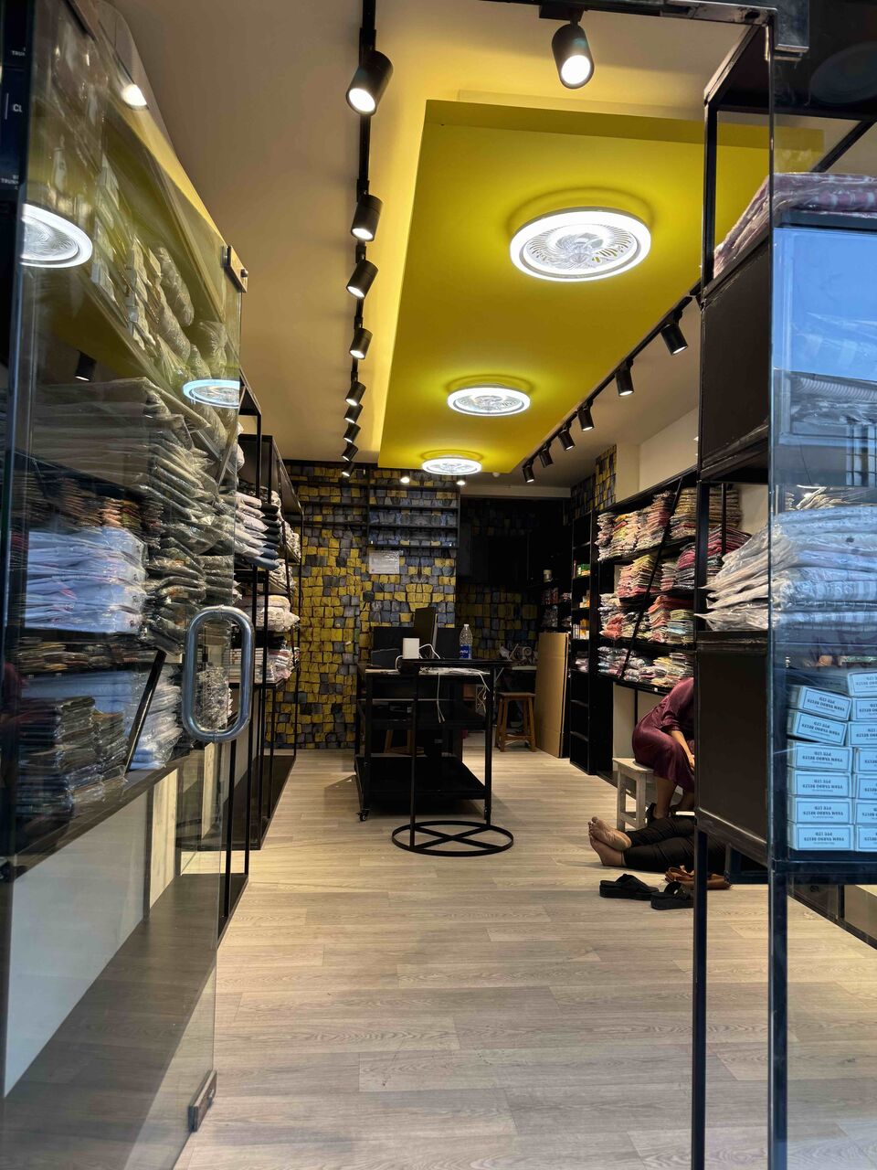 Gudaibiya, Businesses For Sale, SELLING SINGAPORE STORE WITH BOUTIQ MEN&WOMEN