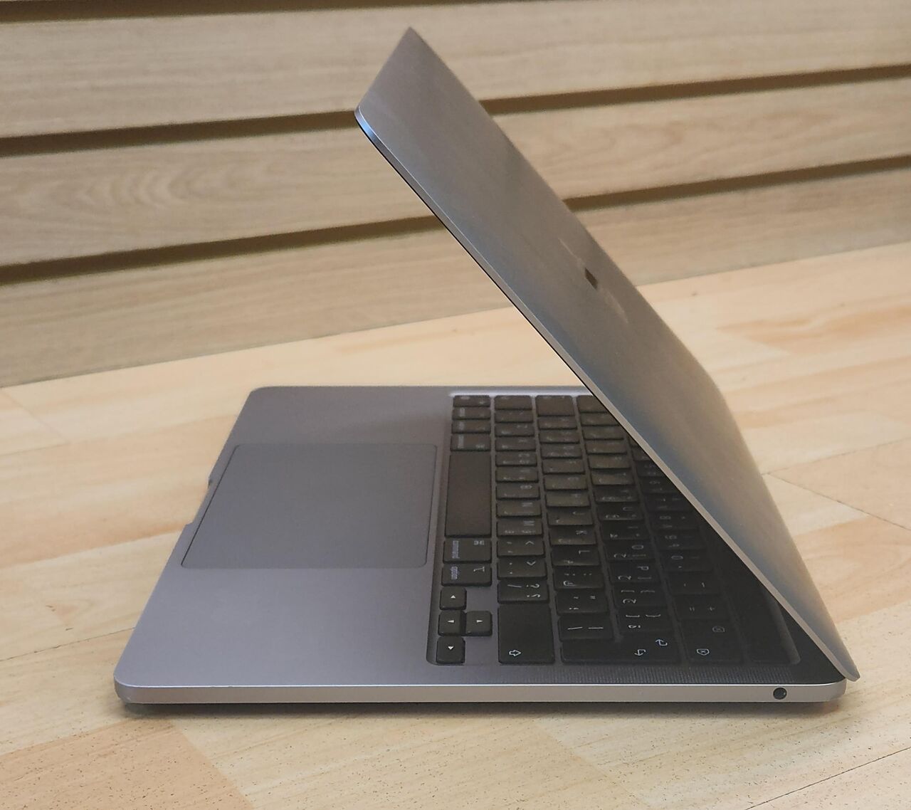 Riyadh, Computers, SAR 2399,  MacBook Pro M1 13&rdquo; Gpu:8core Cpu:M1 8core Ram:8GB SSD:256 Battery Cycle:270(84%)