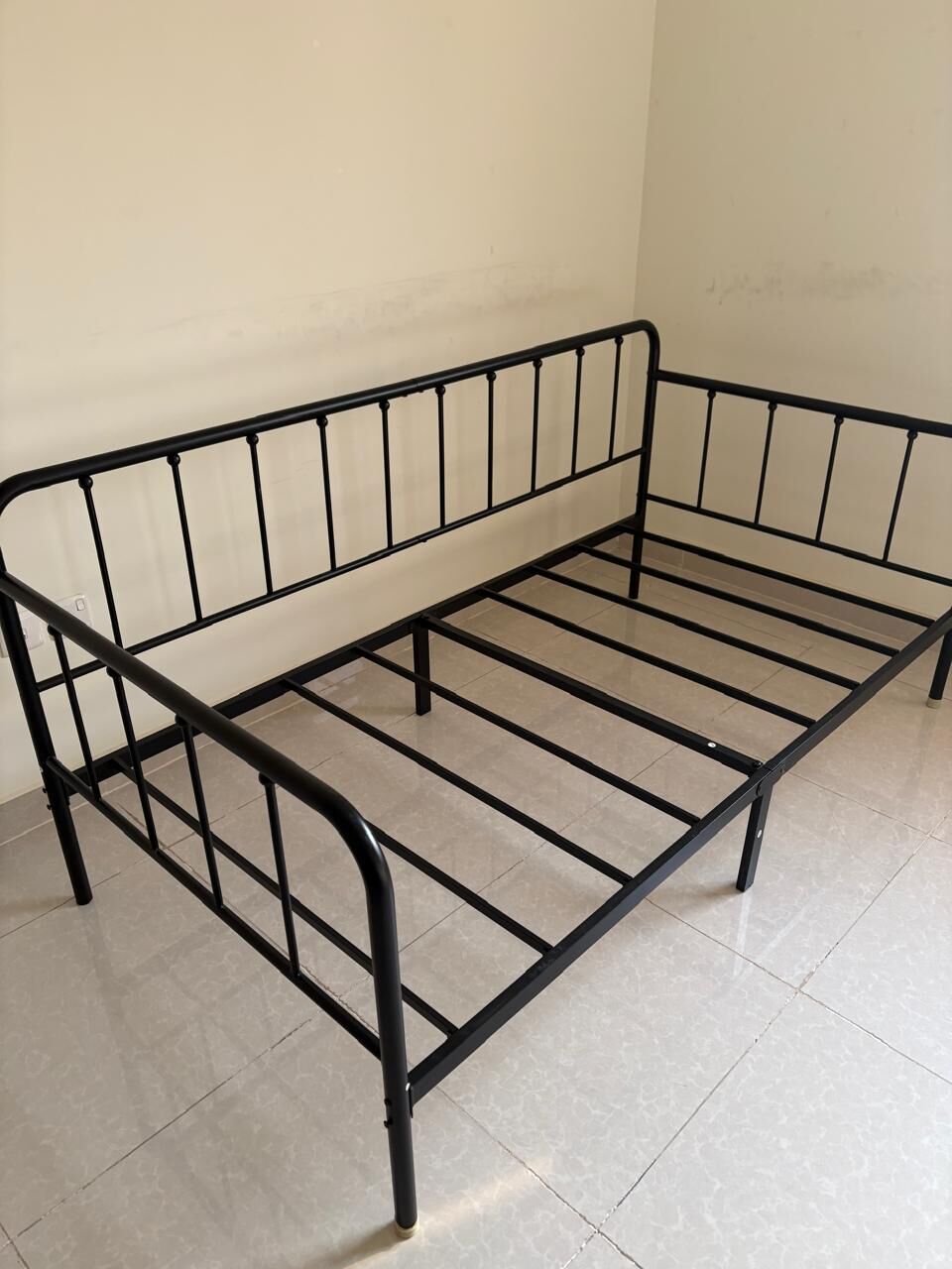 Jeddah, Furniture, SAR 400,  أريكة سرير بقاعدة معدنية متينة ومرتبة Heavy Duty Meta