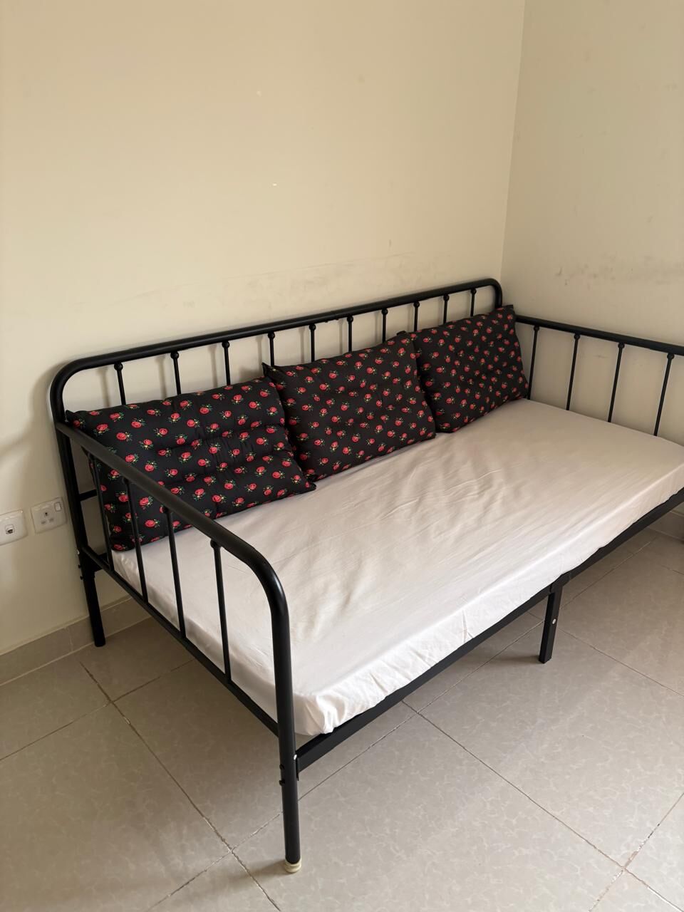 Jeddah, Furniture, SAR 400,  أريكة سرير بقاعدة معدنية متينة ومرتبة Heavy Duty Meta
