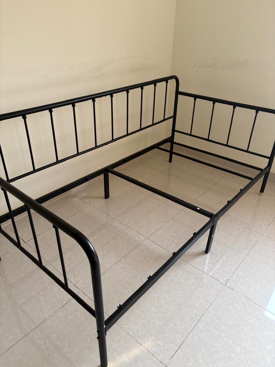 Jeddah, Furniture, SAR 400,  أريكة سرير بقاعدة معدنية متينة ومرتبة Heavy Duty Meta