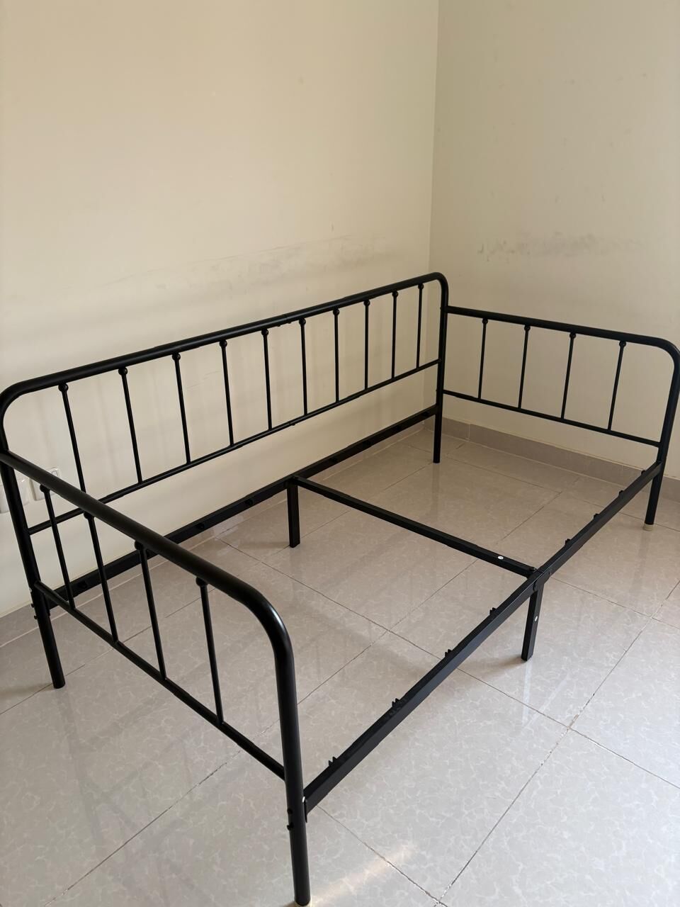 Jeddah, Furniture, SAR 400,  أريكة سرير بقاعدة معدنية متينة ومرتبة Heavy Duty Meta