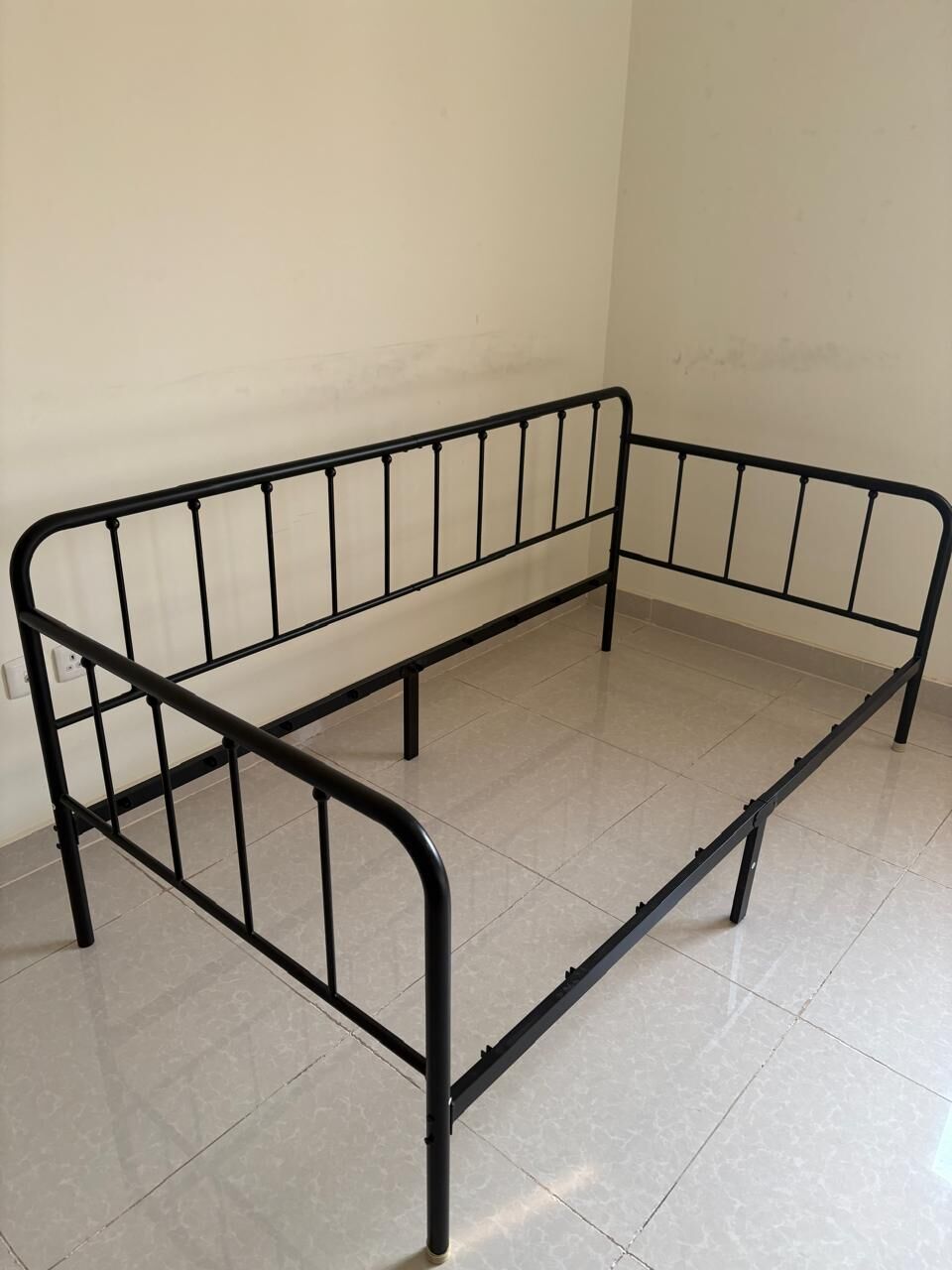 Jeddah, Furniture, SAR 400,  أريكة سرير بقاعدة معدنية متينة ومرتبة Heavy Duty Meta