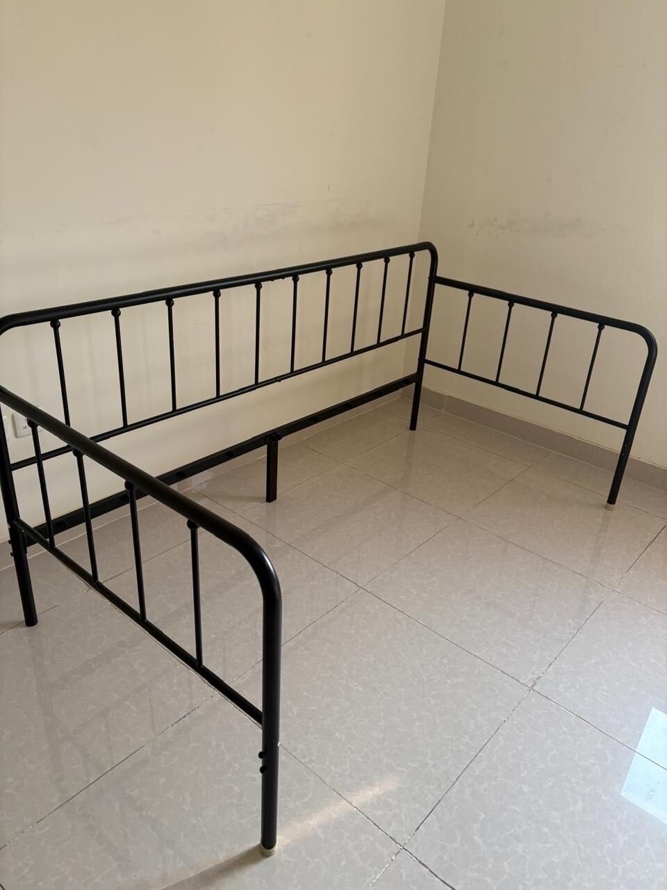 Jeddah, Furniture, SAR 400,  أريكة سرير بقاعدة معدنية متينة ومرتبة Heavy Duty Meta