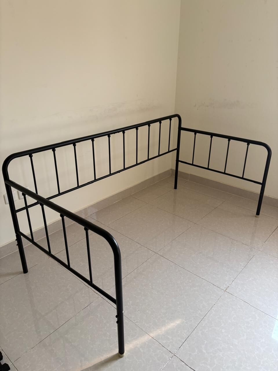 Jeddah, Furniture, SAR 400,  أريكة سرير بقاعدة معدنية متينة ومرتبة Heavy Duty Meta