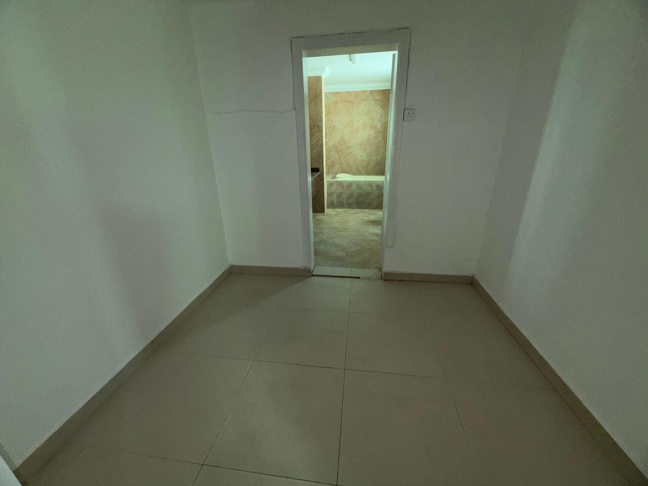 Adliya, Apartments, Flats, Houses & Villas, BHD 400/month,  3 BR,  3 Room / Big Hall/ Separate Kitchen/ Good For Staff Accommodation/ Unlimited Ewa