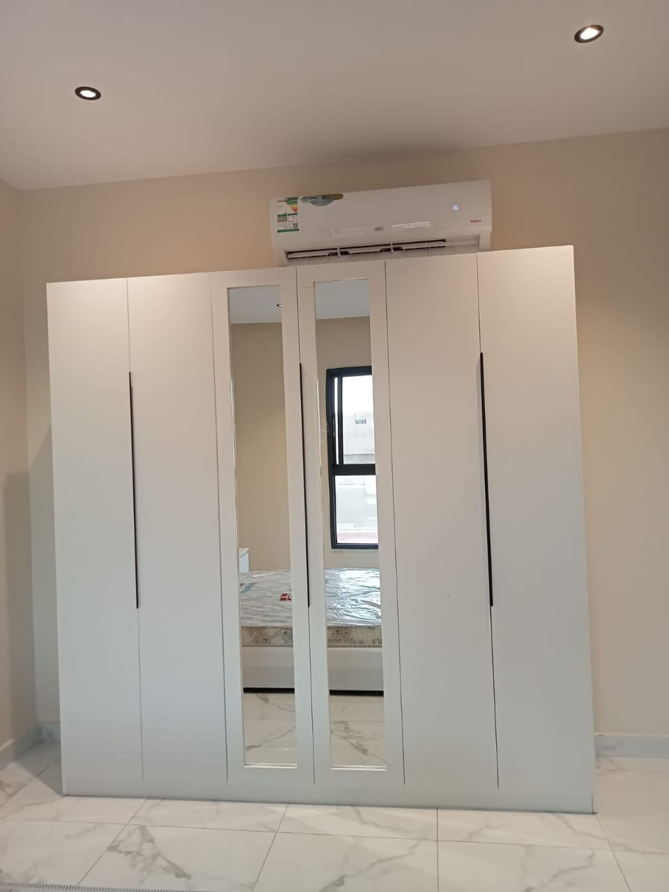 Jeddah, Furniture, SAR 5,  Luxury Bedroom Set With 6-Door Wardrobe & Double Bed