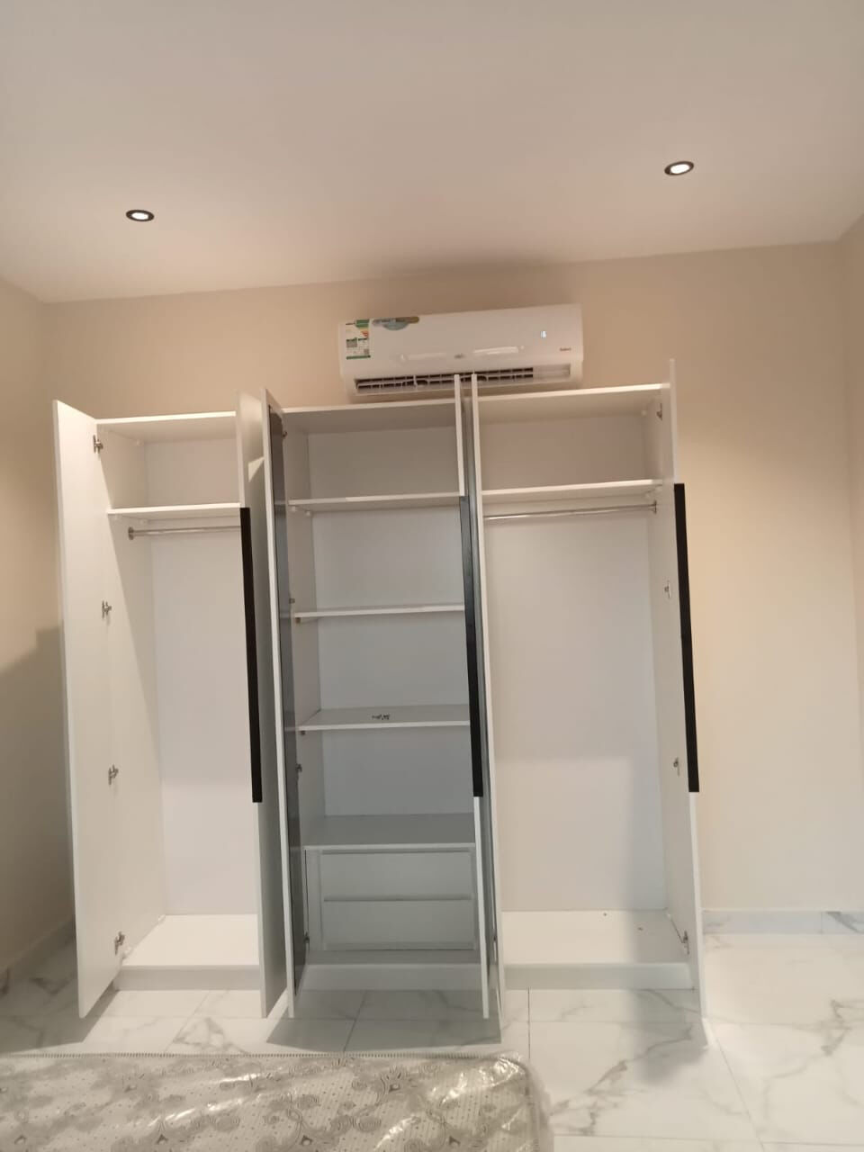 Jeddah, Furniture, SAR 5,  Luxury Bedroom Set With 6-Door Wardrobe & Double Bed