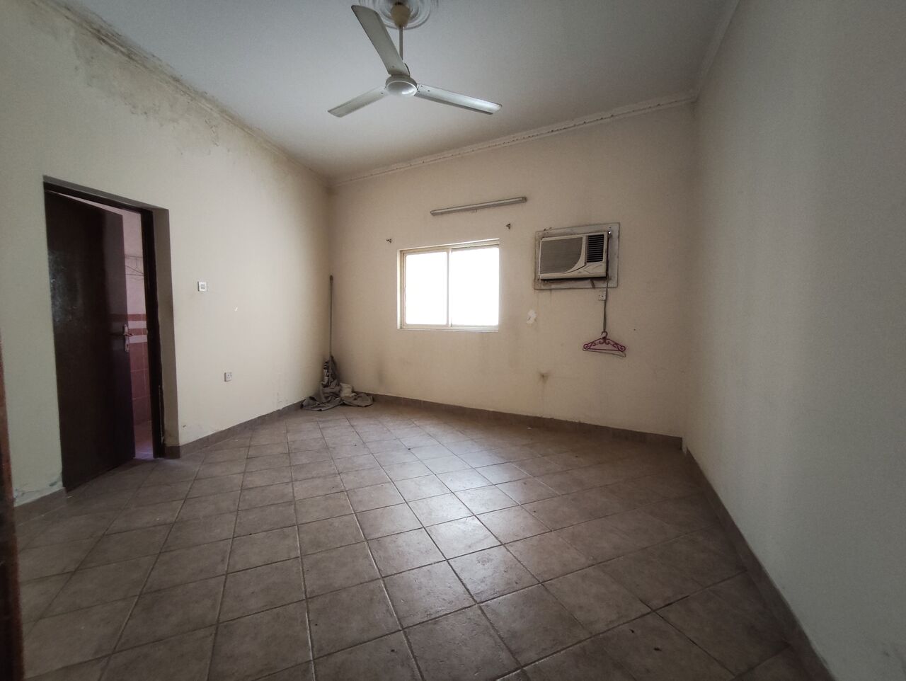 Jidhafs, Apartments, Flats, Houses & Villas, BHD 160/year,  3 BR,  Jidhafs:- Groundfloor 3Bhk Flat On Rent..