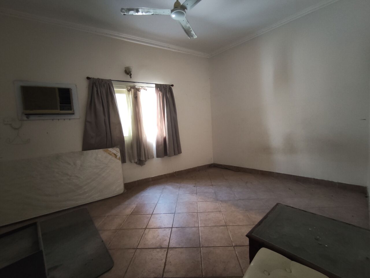 Jidhafs, Apartments, Flats, Houses & Villas, BHD 160/year,  3 BR,  Jidhafs:- Groundfloor 3Bhk Flat On Rent..