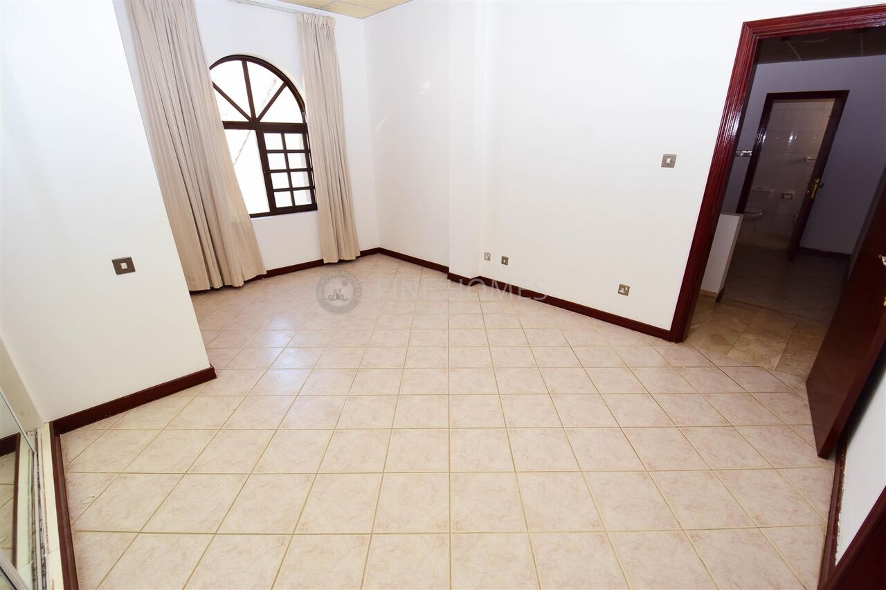 Saar, Villas, BHD 700,  Well Maintained Comp Villa! Garden Included !