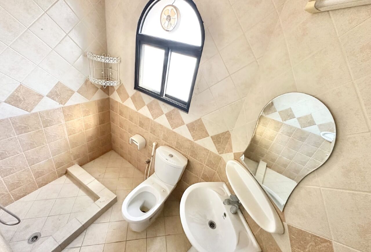 Manama, Apartments, Flats, Houses & Villas, BHD 250/month,  2 BR,  INCLUSIVE| MAINTENANCE| SEMI OPEN KITCHEN| PARKING